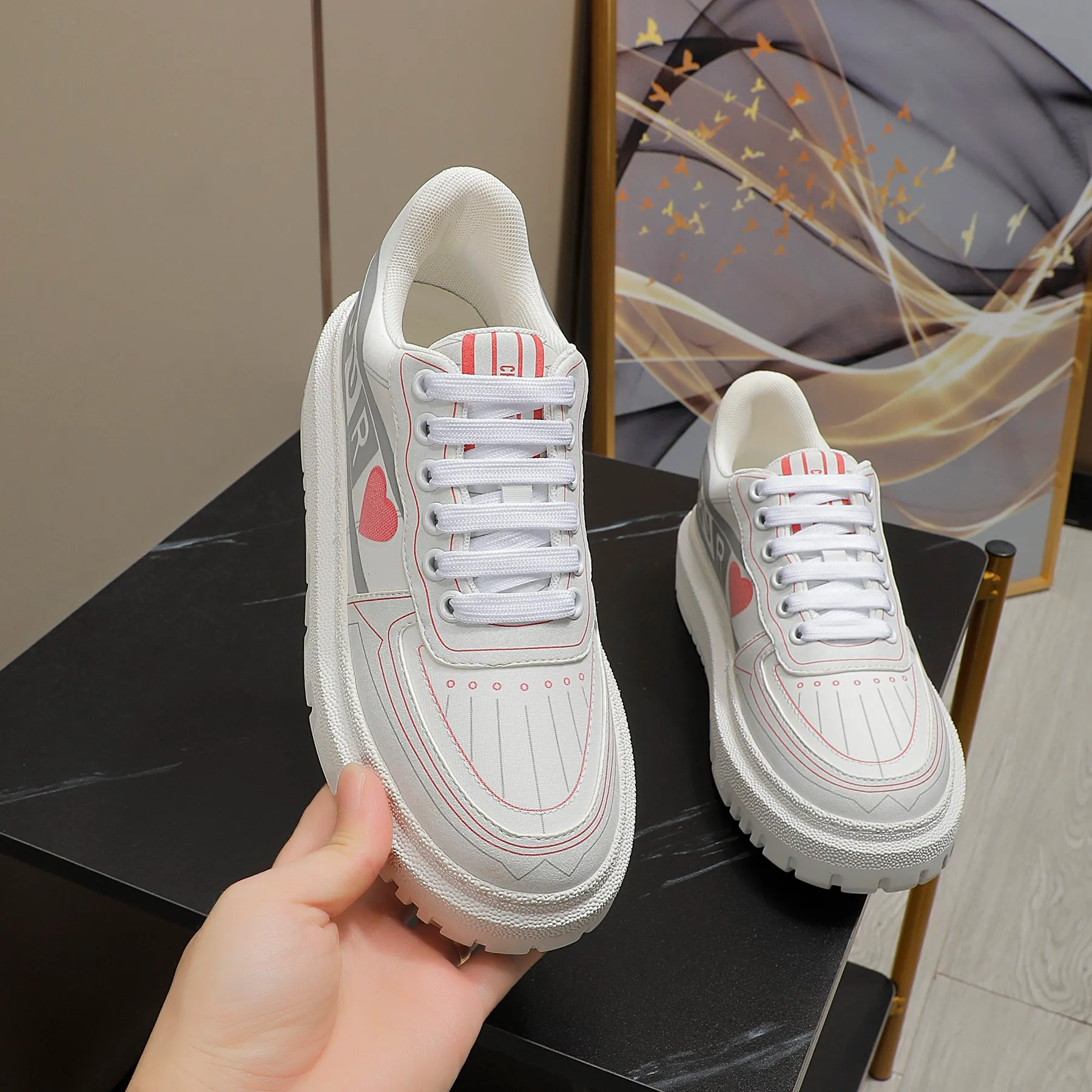 👟👟Ex-factory price 480👟👟 2021ssDior shell-toe casual white shoes, the latest letter strip layout with luminous colors, the same style as the ready-to-wear series 1️⃣Original mold opening 2️⃣Original cowhide➕Breathable mesh lining 3️⃣TPU evacuation outsole 4️⃣Injection-molded latex cowhide feet 5️⃣Full set of packaging at the counter, code number 35-40 (41 can be customized)